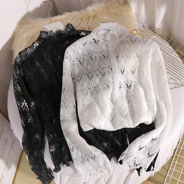 Μοντέρνα γυναικεία δαντελένια μπλούζα με ψηλό γιακά σε λευκό και μαύρο χρώμα