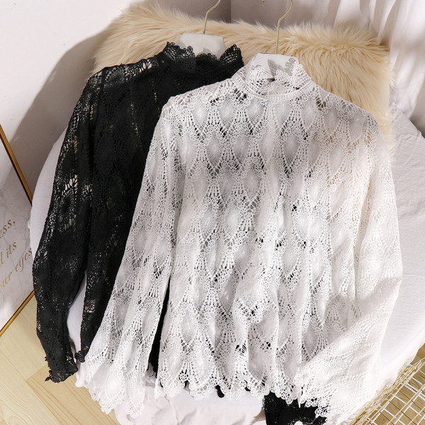 Μοντέρνα γυναικεία δαντελένια μπλούζα με ψηλό γιακά σε λευκό και μαύρο χρώμα
