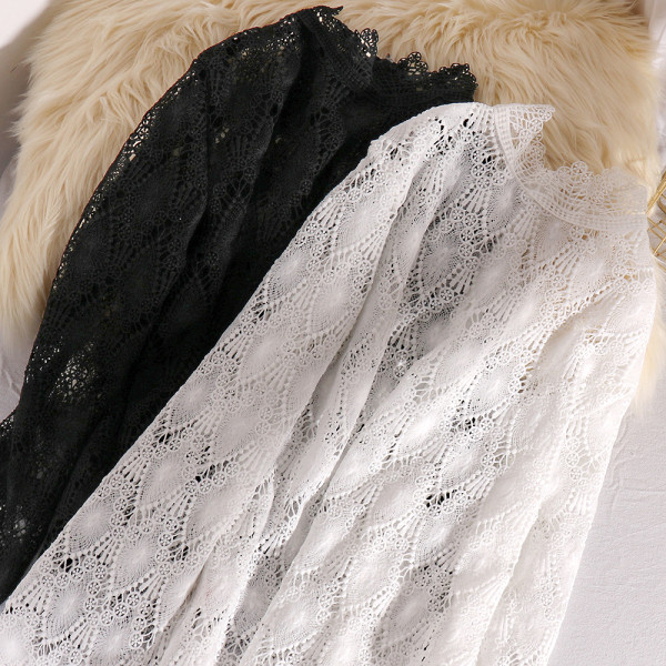 Μοντέρνα γυναικεία δαντελένια μπλούζα με ψηλό γιακά σε λευκό και μαύρο χρώμα