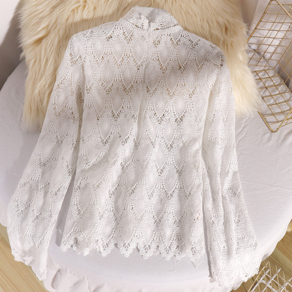 Μοντέρνα γυναικεία δαντελένια μπλούζα με ψηλό γιακά σε λευκό και μαύρο χρώμα