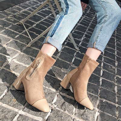 Μοντέρνες γυναικείες μπότες με χοντρό τακούνι και κορδόνια σε μπεζ και μαύρο χρώμα