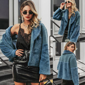 Modern női pehelykabát gombokkal, kék színben