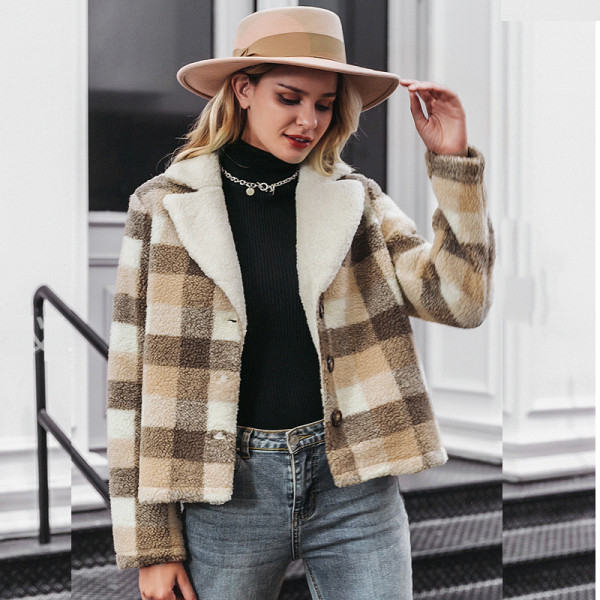 Modern női rövid kockás kabát gombokkal