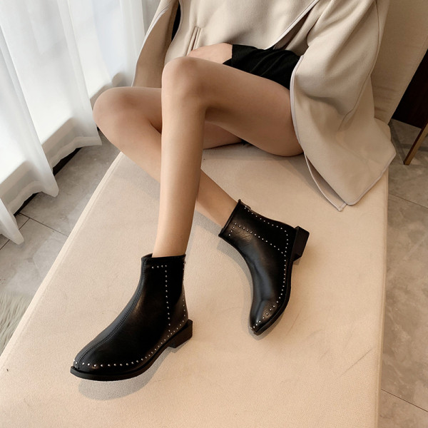 Modern női csizma cipzárral, két modellben fekete színben