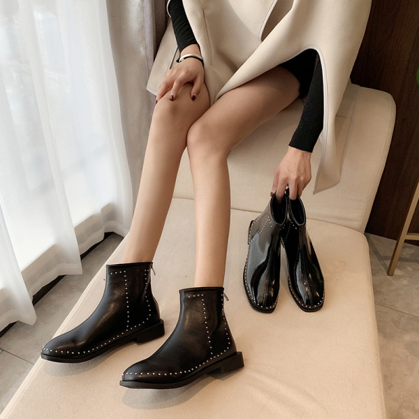 Modern női csizma cipzárral, két modellben fekete színben