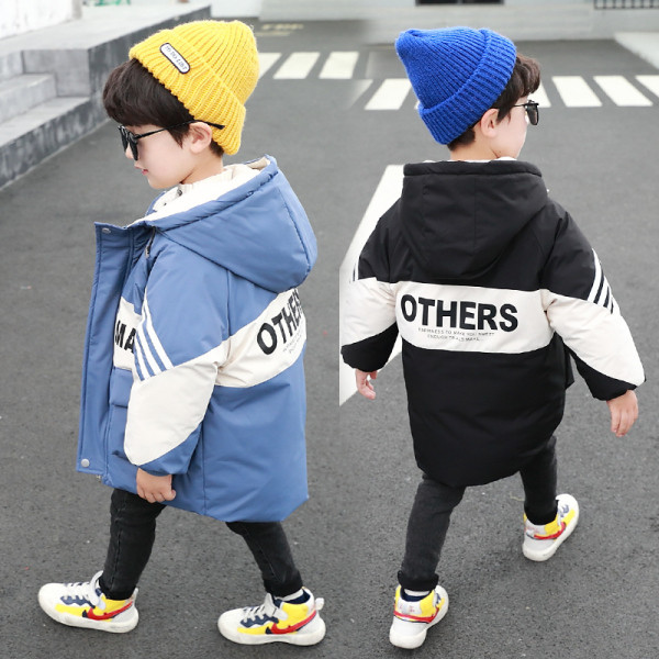 Alkalmi gyerekkabát fiúknak zsebekkel és cipzárral fekete és kék színben