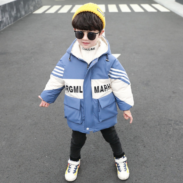 Alkalmi gyerekkabát fiúknak zsebekkel és cipzárral fekete és kék színben