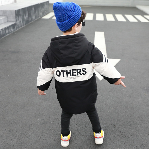 Alkalmi gyerekkabát fiúknak zsebekkel és cipzárral fekete és kék színben