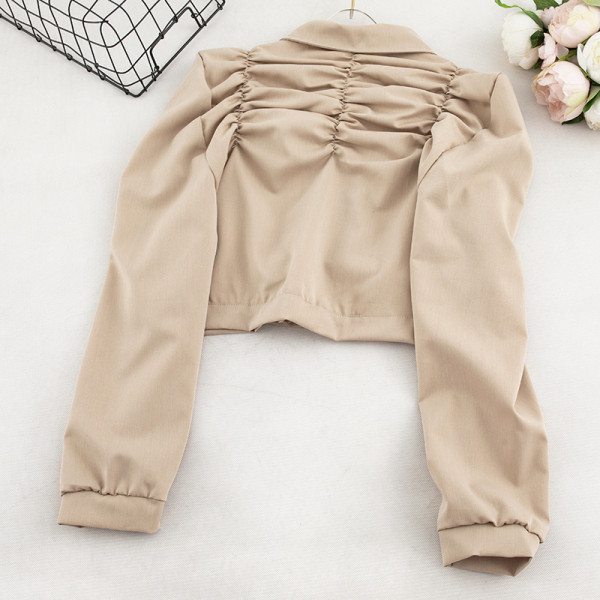 Rövid női ing három színben zsebekkel és klasszikus gallérral