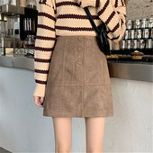 Öko velúrból készült rövid női szoknya gombokkal