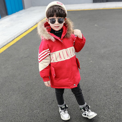 Modern gyerek kabát tollal és kapucnival fiúknak fekete és piros színben