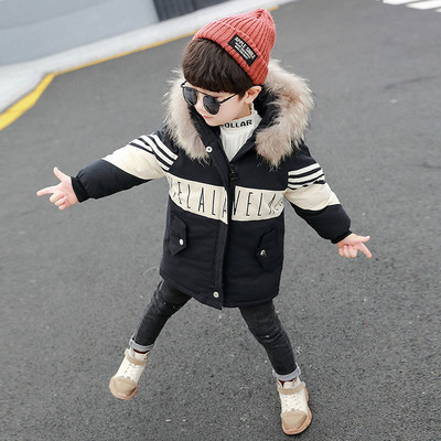 Modern gyerek kabát tollal és kapucnival fiúknak fekete és piros színben