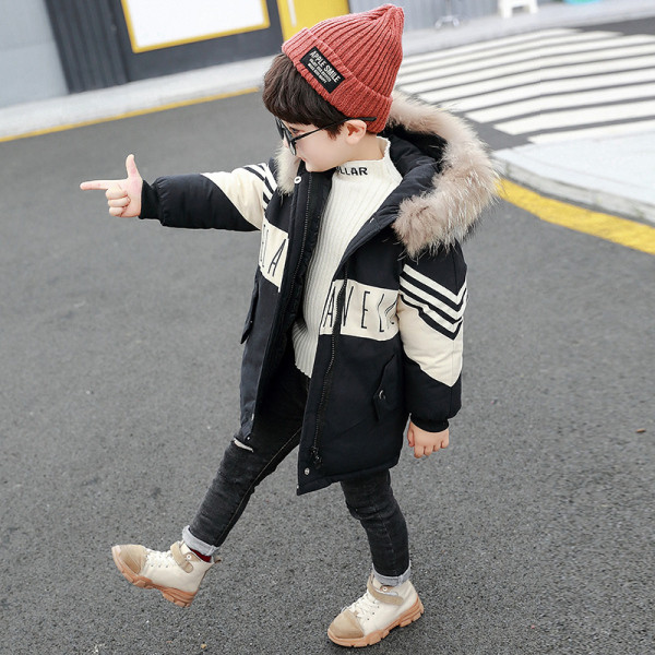 Modern gyerek kabát tollal és kapucnival fiúknak fekete és piros színben