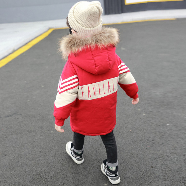 Modern gyerek kabát tollal és kapucnival fiúknak fekete és piros színben