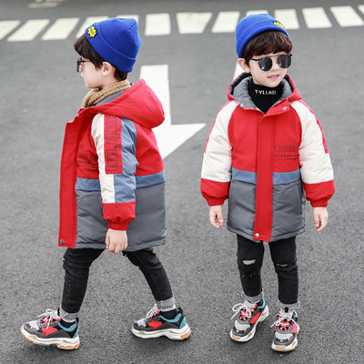 Alkalmi gyerekkabát fiúknak piros és sárga kapucnival