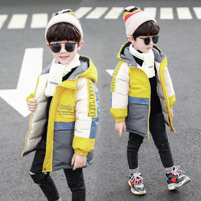 Alkalmi gyerekkabát fiúknak piros és sárga kapucnival