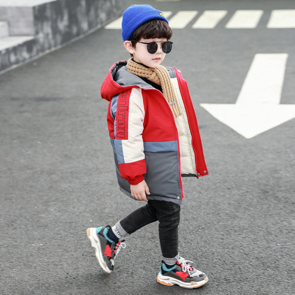 Alkalmi gyerekkabát fiúknak piros és sárga kapucnival