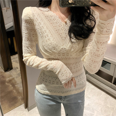 Testhezálló női blúz csipkéből és spitz nyakkivágással