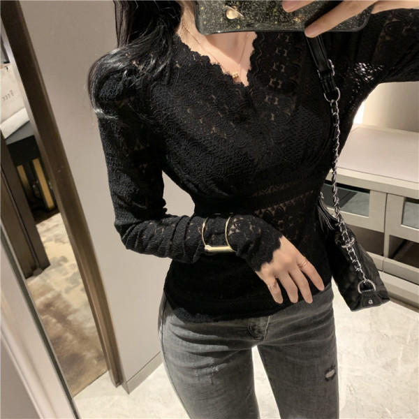 Testhezálló női blúz csipkéből és spitz nyakkivágással