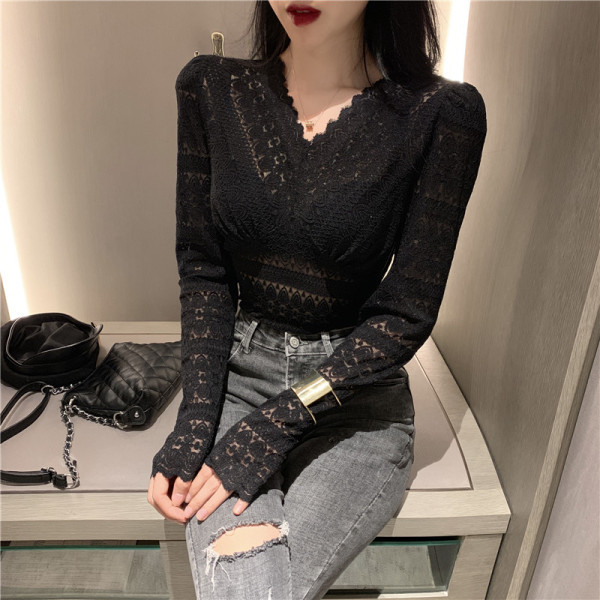 Testhezálló női blúz csipkéből és spitz nyakkivágással