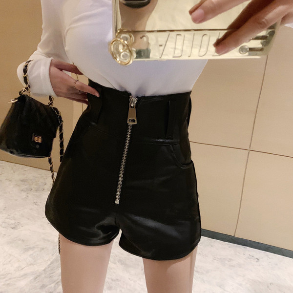 Fekete bőr rövidnadrág magas derékkal és cipzárral