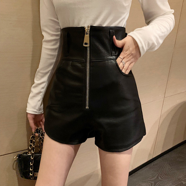 Fekete bőr rövidnadrág magas derékkal és cipzárral
