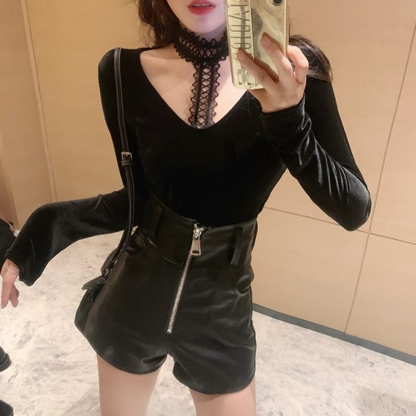 Fekete bőr rövidnadrág magas derékkal és cipzárral