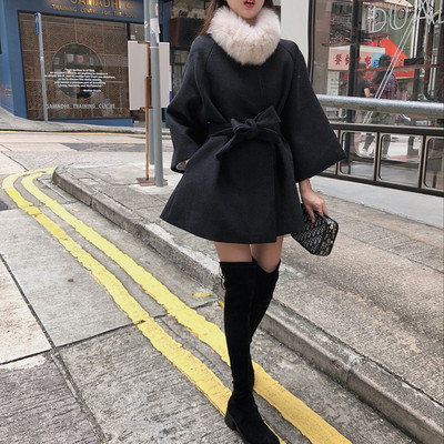 Elegáns, széles női kabát pehellyel