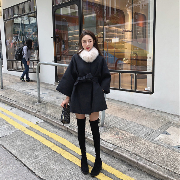 Elegáns, széles női kabát pehellyel