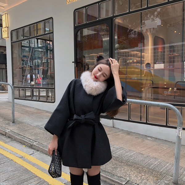 Elegáns, széles női kabát pehellyel