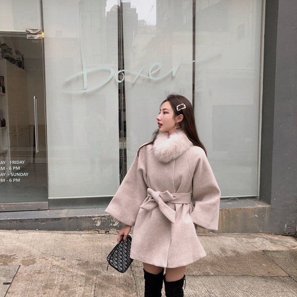 Elegáns, széles női kabát pehellyel