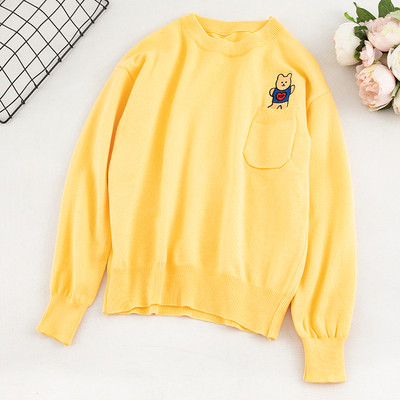 Καθημερινό γυναικείο πουλόβερ σε τρία χρώματα με τσέπη και κεντήματα