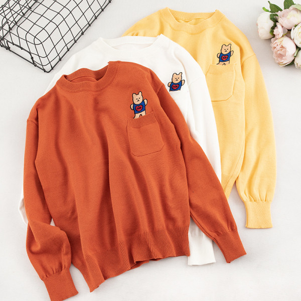 Καθημερινό γυναικείο πουλόβερ σε τρία χρώματα με τσέπη και κεντήματα