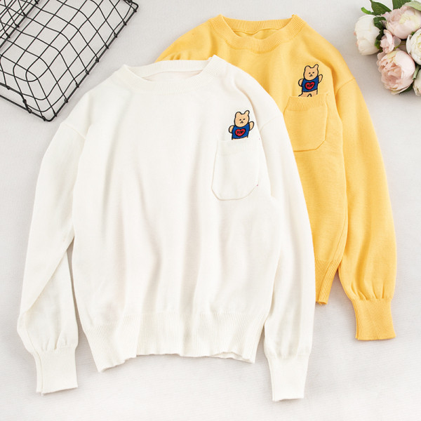 Καθημερινό γυναικείο πουλόβερ σε τρία χρώματα με τσέπη και κεντήματα