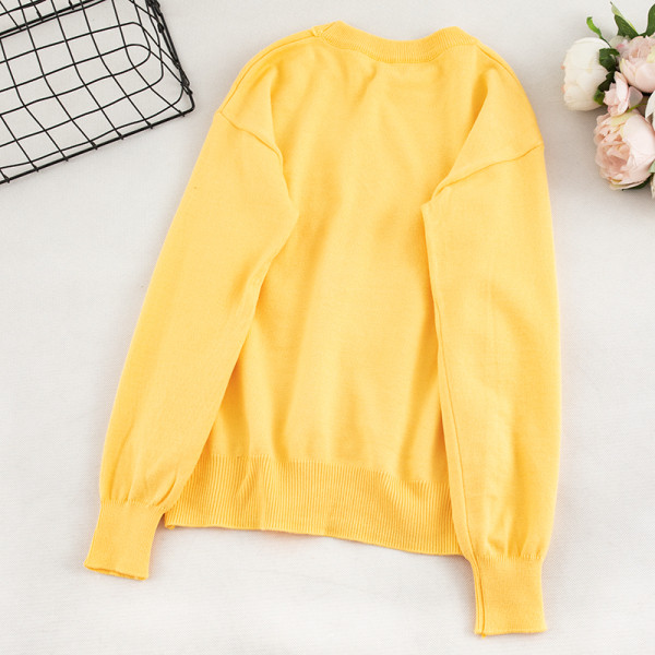 Καθημερινό γυναικείο πουλόβερ σε τρία χρώματα με τσέπη και κεντήματα