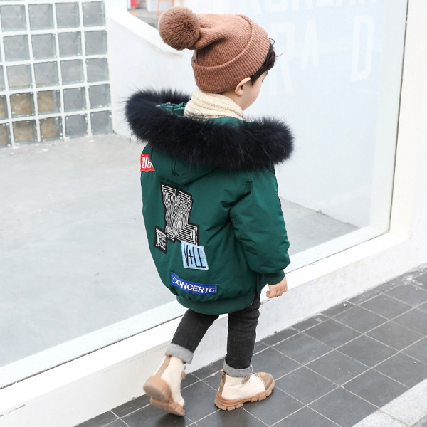 Modern gyerekkabát kapucnival és pehellyel fiúknak zöld és fekete színben