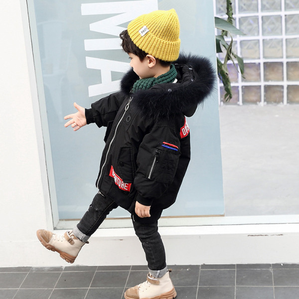 Modern gyerekkabát kapucnival és pehellyel fiúknak zöld és fekete színben