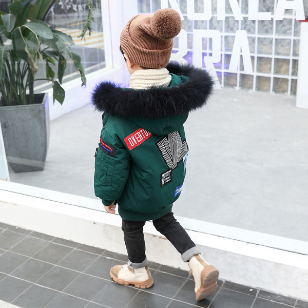 Modern gyerekkabát kapucnival és pehellyel fiúknak zöld és fekete színben