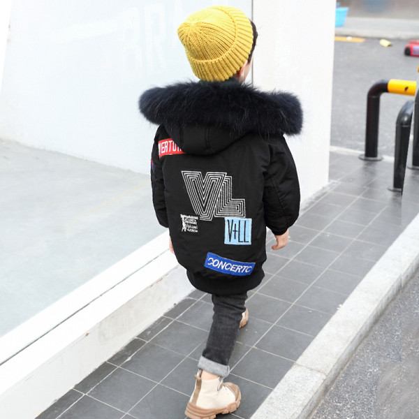 Modern gyerekkabát kapucnival és pehellyel fiúknak zöld és fekete színben