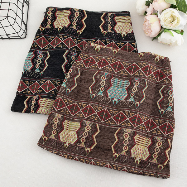 Női szoknya három színben hímzéssel, magas derékkal