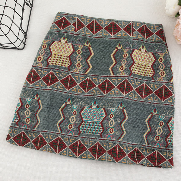 Női szoknya három színben hímzéssel, magas derékkal