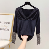 Μοντέρνα γυναικεία μπλούζα με δαντέλα με λαιμόκοψη