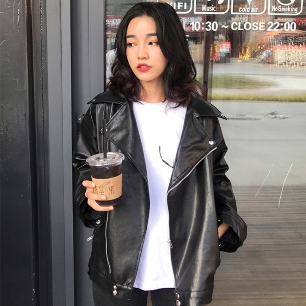 Modern női kabát eko bőrből fekete színben, cipzárral