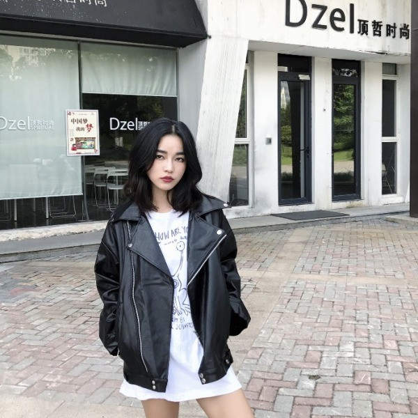 Modern női kabát eko bőrből fekete színben, cipzárral