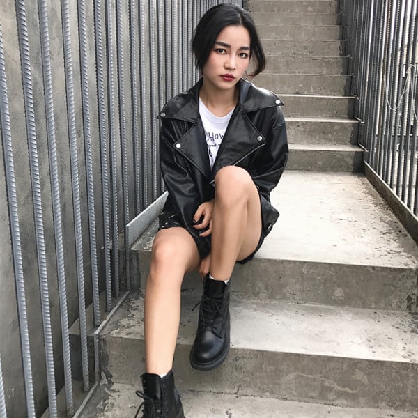 Modern női kabát eko bőrből fekete színben, cipzárral