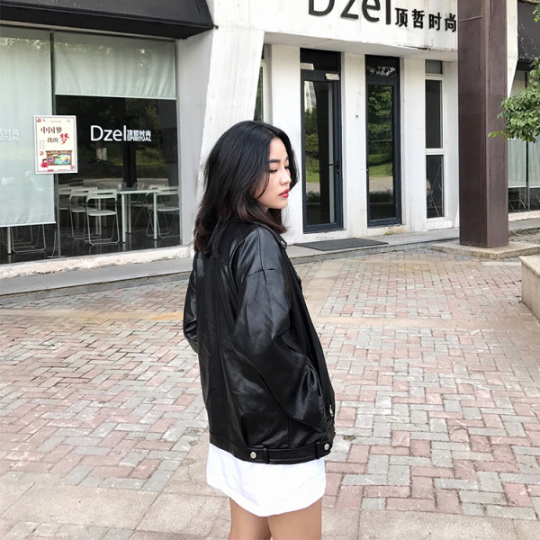 Modern női kabát eko bőrből fekete színben, cipzárral