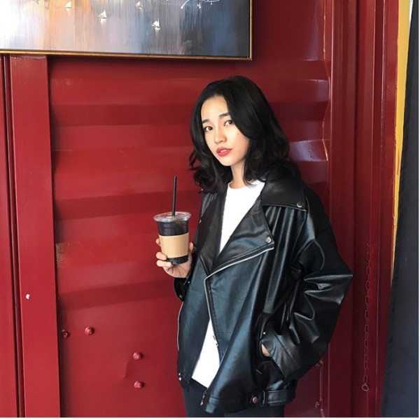 Modern női kabát eko bőrből fekete színben, cipzárral