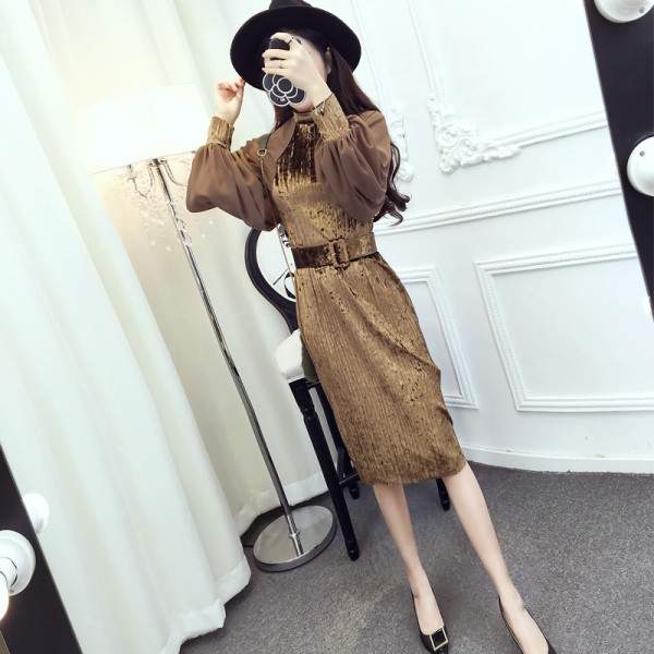 Modern női ruha bársonyból és tüllből szabott modell