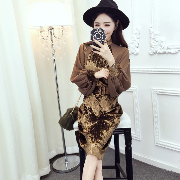 Modern női ruha bársonyból és tüllből szabott modell