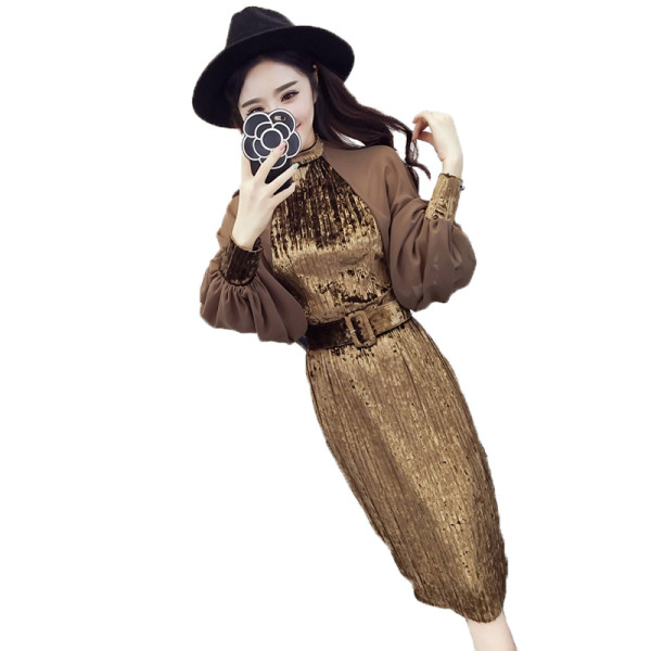 Modern női ruha bársonyból és tüllből szabott modell